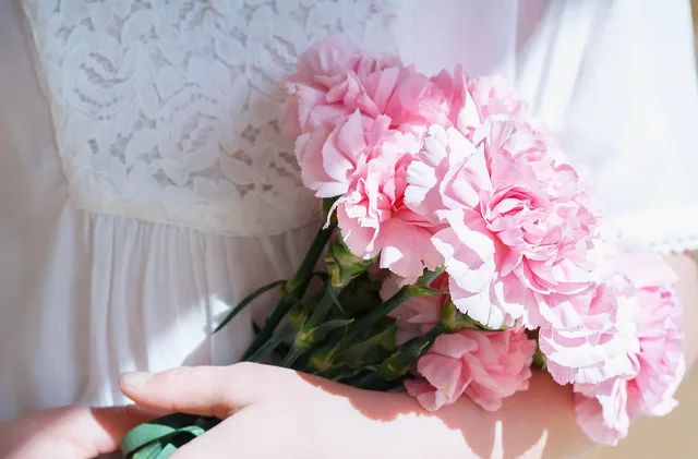 flower, bunch of flowers, cloves, pink, nature, blossoms, flower background, beautiful flowers, cut flowers, in the hand, held, flower wallpaper, close up, sunlight. Can a local cut flower grower win real florist accounts without discounting?